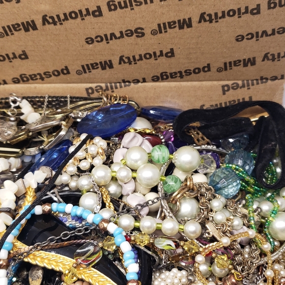2+ lb. Vintage to Now Mixed Craft/Wearable Jewelry Lot. - Picture 5 of 5